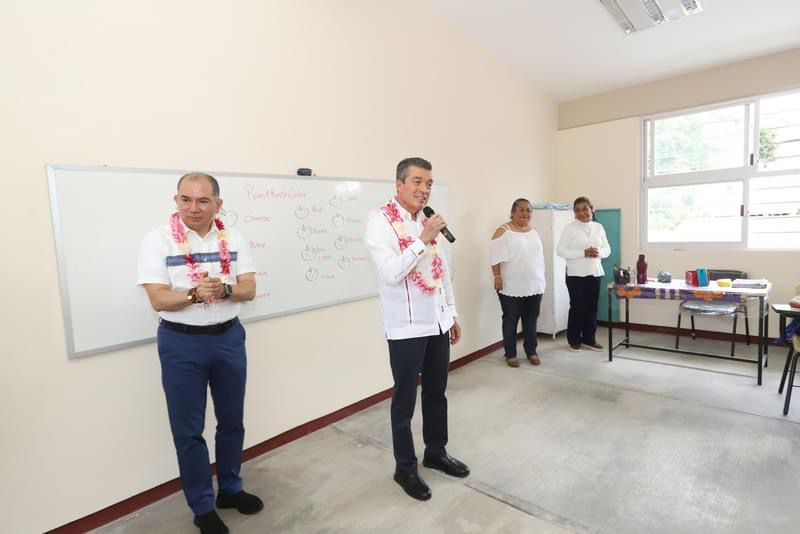 Rutilio Escandón inaugura aulas en la Escuela Primaria Salvador Urbina, en Tuxtla Gutiérrez