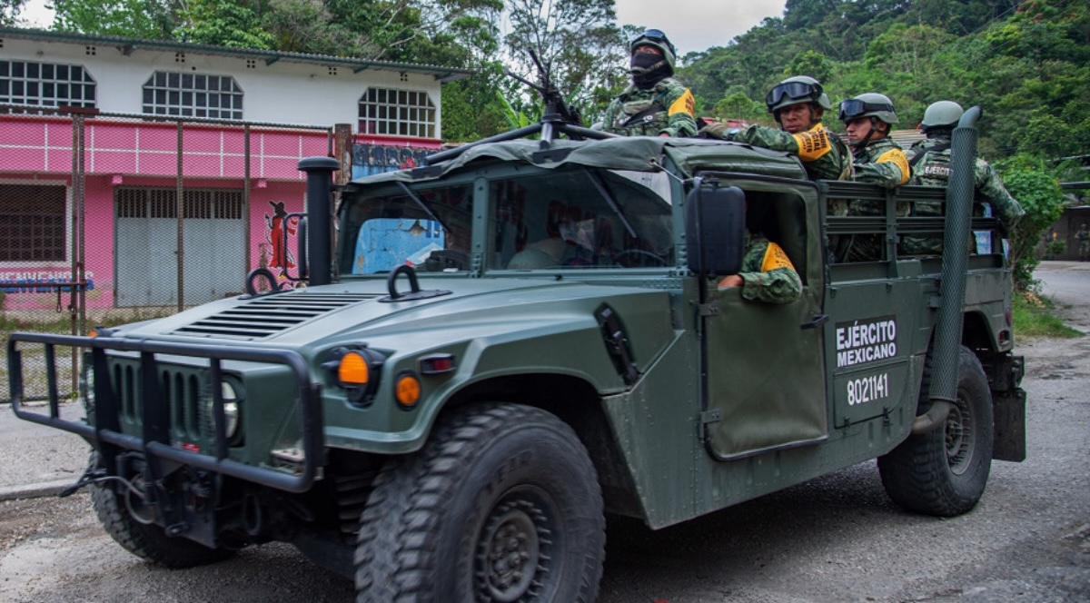 Separan de sus funciones a dos militares que dispararon a migrantes en carretera costera