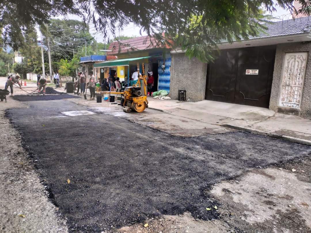 Supervisa Angel Torres trabajos de bacheo en Terán