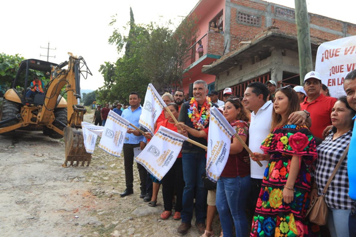 Se suma Colonia Azteca a la pavimentación de calles: Angel Torres