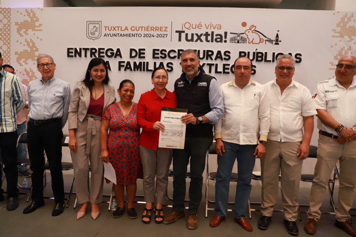 Entrega Angel Torres escrituras públicas a familias de siete colonias de Tuxtla