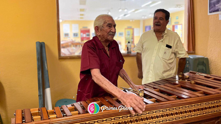 Reconocen la trayectoria marimbística del maestro César Solís Flores