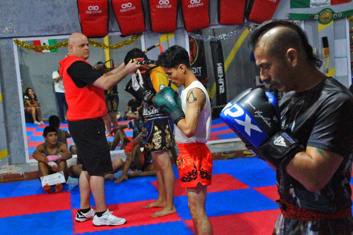 El  Kru Julio Gamboa la WBC de Muay Thai México y Latinoamérica examina a artemarcialistas chiapanecos