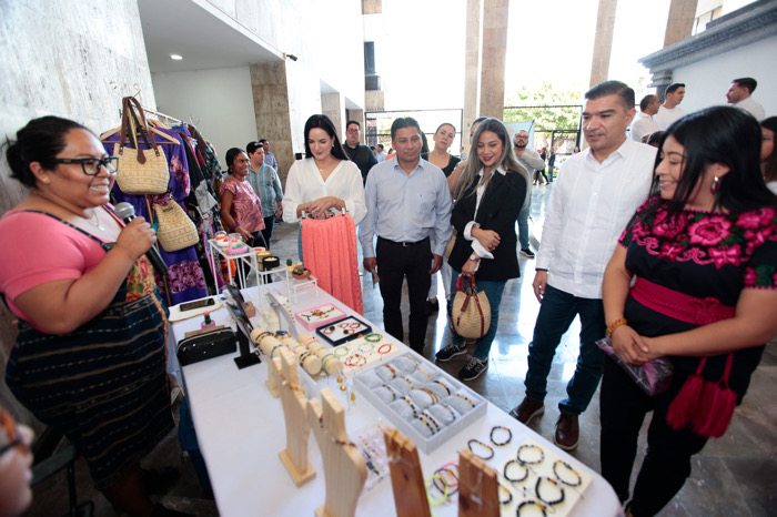 Inauguran expoventa y realizan conversatorio en Congreso de Chiapas