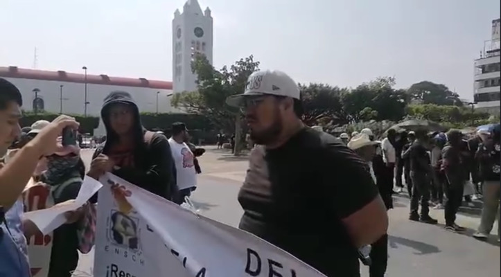 Protestan docentes y estudiantes de la Escuela Normal Superior por adeudo