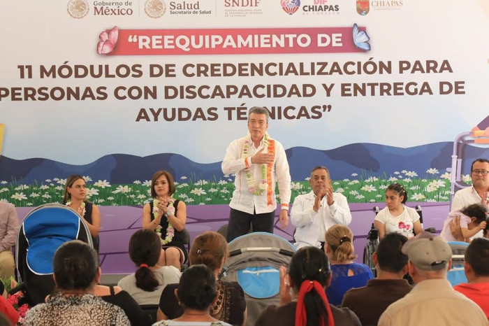 Entrega Rutilio Escandón ayudas técnicas a personas con alguna discapacidad