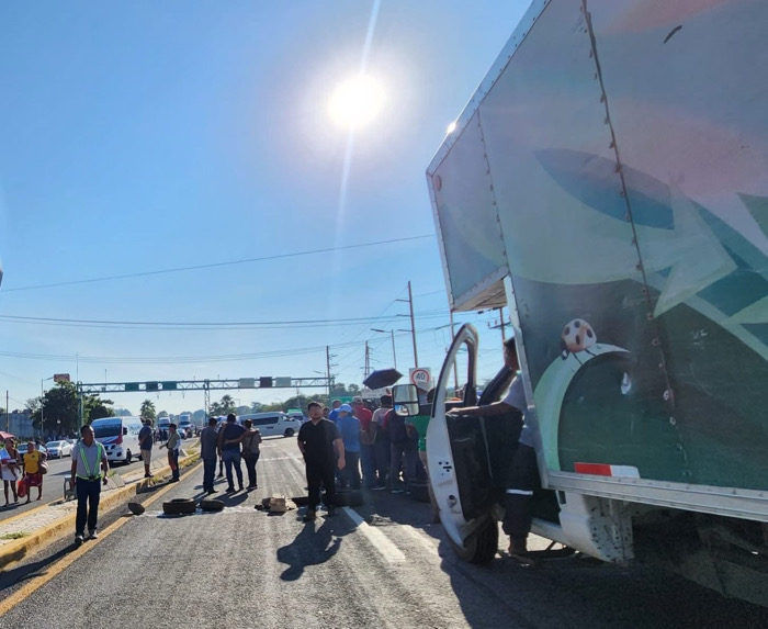 Estudiantes y maestros exigen justicia por Ayotzinapa y condiciones laborales