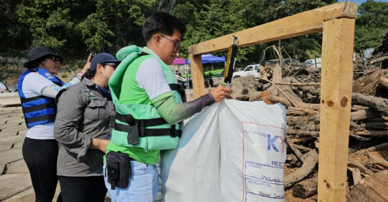 Extraen más de media tonelada de plástico del Cañón del Sumidero