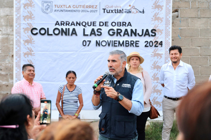 Da Angel Torres banderazo de arranque a trabajos de pavimentación en Las Granjas