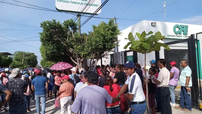 Padres de familia bloquean puente internacional por amenaza de cortes de luz en 52 escuelas