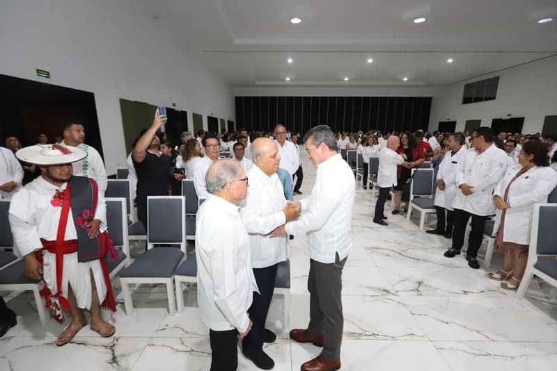 Entrega Rutilio Escandón Medalla al Mérito Médico Chiapas 2024 al doctor Jesús Sepúlveda Delgado