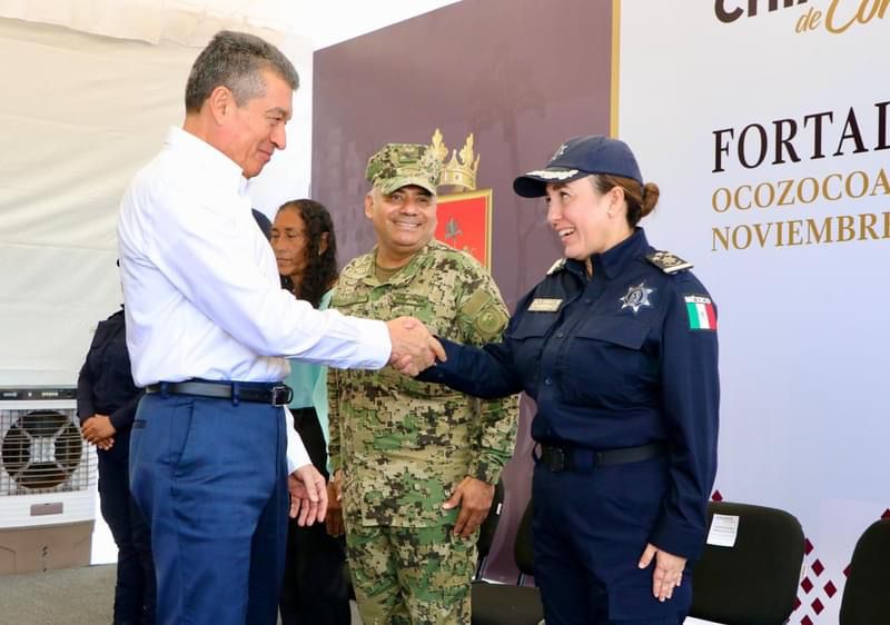 Rutilio Escandón entrega uniformes, equipo, reconocimientos y certificados a policías