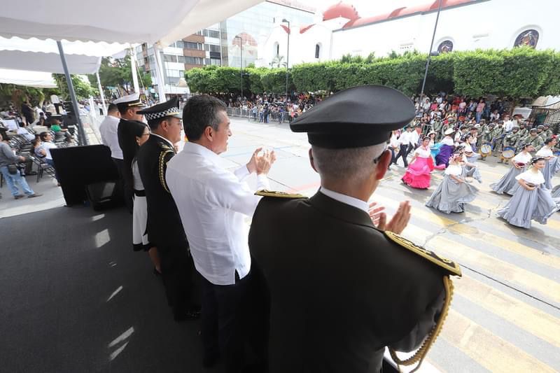 Rutilio Escandón presencia desfile cívico por el 114 Aniversario del inicio de la Revolución Mexicana