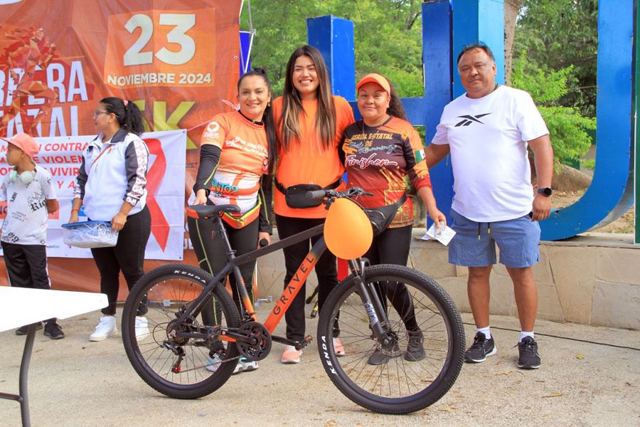 Corredoras y corredores toman parte de la 3ª edición de la Carrera “Por una vida libre de violencia”