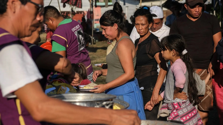 Migrantes buscan repatriación o permisos para continuar hacia la frontera norte