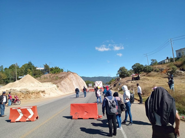 Maestros indígenas bloquean carreteras por demandas laborales y educativas