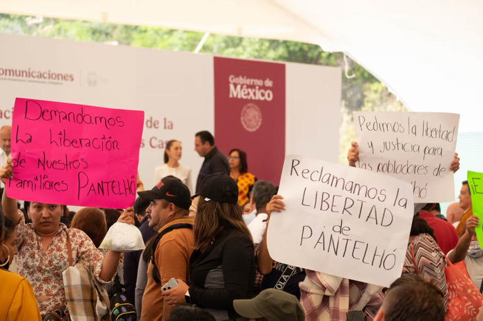 Sheinbaum inaugura carretera en San Cristóbal; es interrumpida por protestas sobre violencia