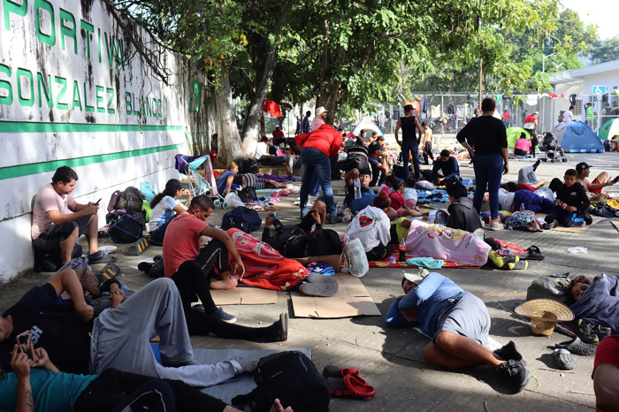 Migrantes quedan varados en Escuintla tras bloqueo de autoridades y falta de recursos