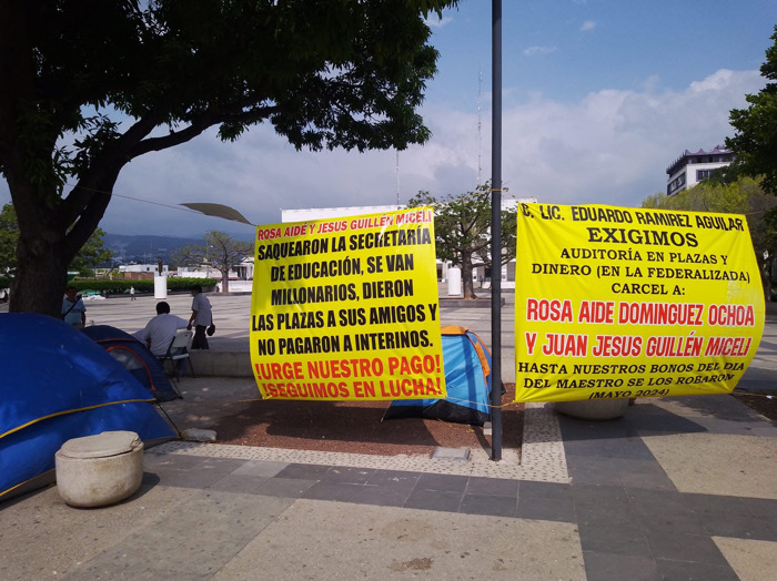 Profesores cumplen 24 días de plantón en el Parque Central de Tuxtla exigiendo pagos