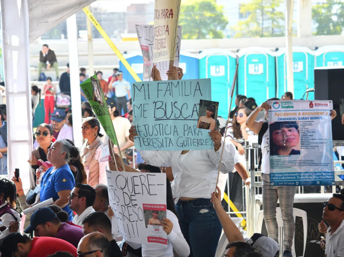 Familias de desaparecidos interrumpen evento de Claudia Sheinbaum en Mazatlán