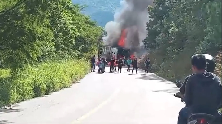 FNLS quema vehículos y bloquea carretera para exigir la liberación de un detenido