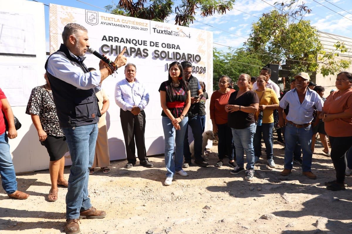 Angel Torres da banderazo a pavimentación de más de 800 metros en colonia Chiapas Solidario