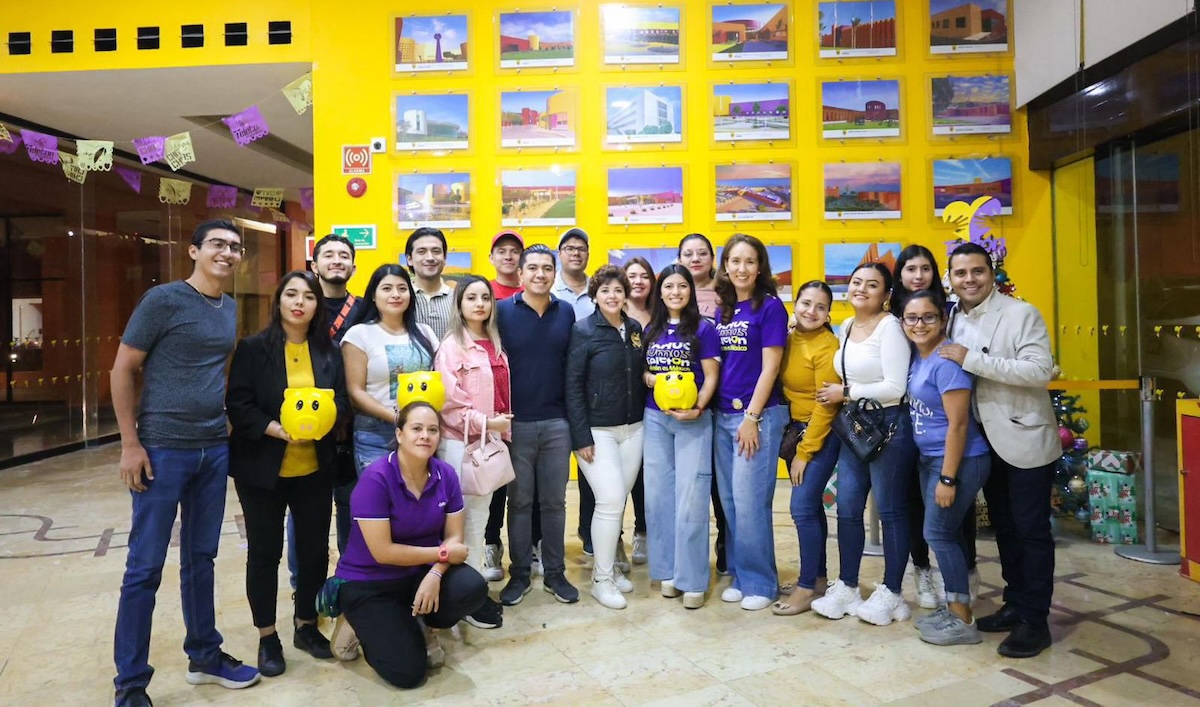 En representación de Eduardo Ramírez, Yazz Ramírez realiza donativo en el Boteo Teletón 2024