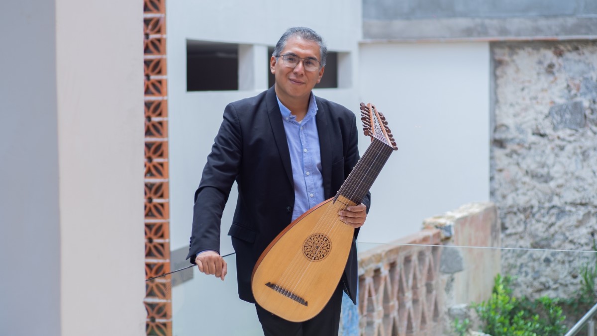 Con su guitarra, Gustavo Castro Ortigoza interpreta la música del Mundo que la ofrece a sus alumnos y al público Xalapeño