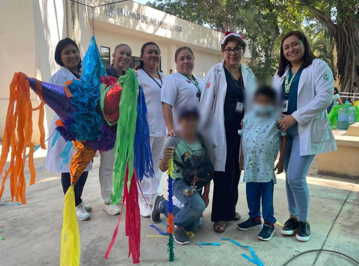 Celebran niñas y niños de la Unidad de Hemodiálisis del IMSS en Chiapas las fiestas decembrinas