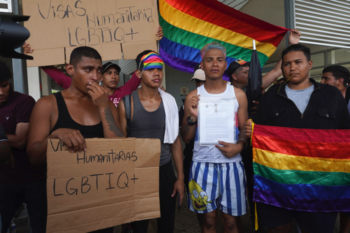 Migrantes LGBTQ+ y familias enfrentan incertidumbre tras cierre de rutas legales