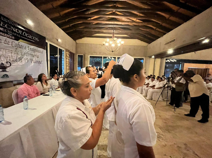 Ceremonia de imposición de “Cofias e Insignias” en el Cecyt 19 Palenque