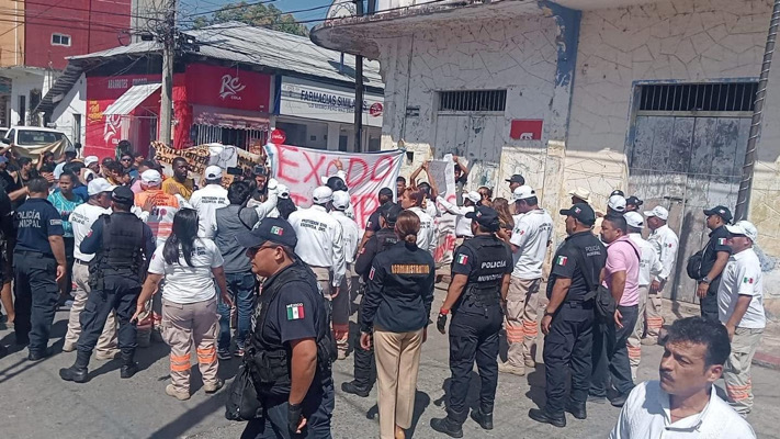 Migrantes bloquean informe de gobierno en Escuintla exigiendo permisos migratorios