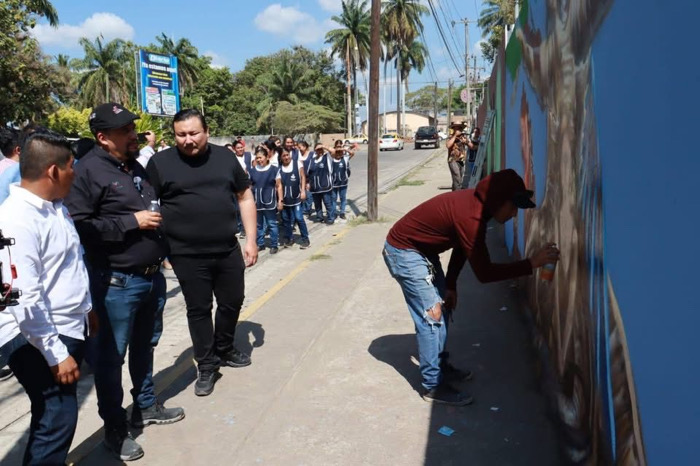 Secretario de Salud visita exposición de arte urbano en Tapachula