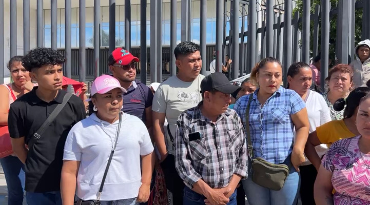 Familiares de policías detenidos en Chiapa exigen respuestas tras traslados al “Amate”