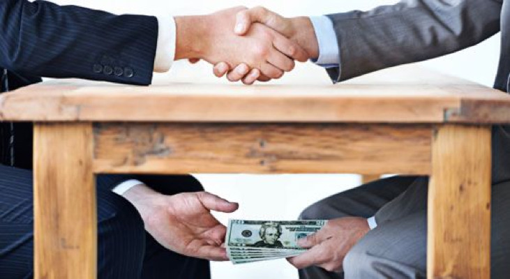 La esclerosis burocrática: Corrupción y daño al dinamismo económico / A Estribor