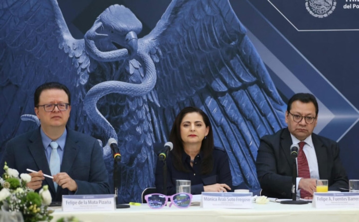 Carlos Slim critica regulación del IFT y defiende competitividad de sus empresas