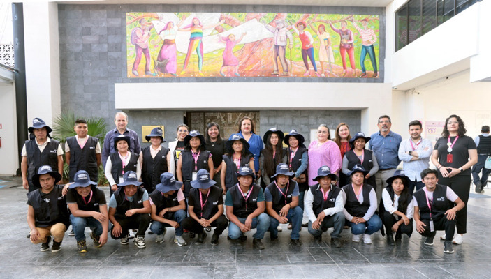 Entrega IEPC manuales de capacitación y prendas de identificación a personas SEL y CAEL, para el Proceso Electivo de Oxchuc