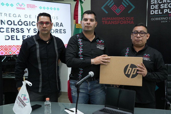Secretario de seguridad Óscar Alberto Aparicio Avendaño entrega equipos de tecnología para eficientizar el trabajo en los CERSS y sectores del estado