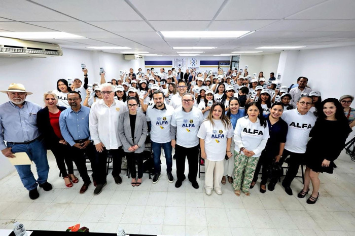 Entregan celulares a 50 jóvenes de la UNACH que forman parte del Programa de Alfabetización “Chiapas Puede”