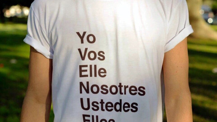 La barbarie de la nueva gramática feminista / A Estribor