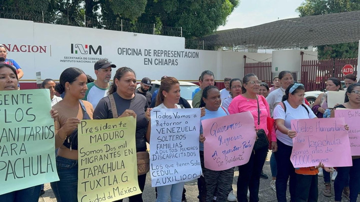 Migrantes venezolanos exigen claridad en vuelos humanitarios desde Tapachula