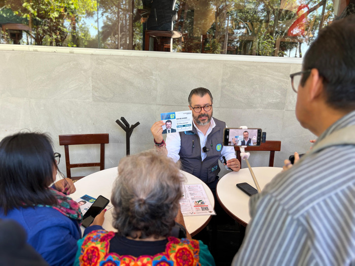 En Café La Parroquia, de Xalapa, Veracruz, Gilberto Bátiz dialoga con medios sobre la elección judicial y el valor de la justicia electoral para la paz social