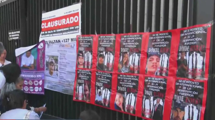 Madres buscadoras clausuran simbólicamente el Senado y exigen disculpa de Fernández Noroña