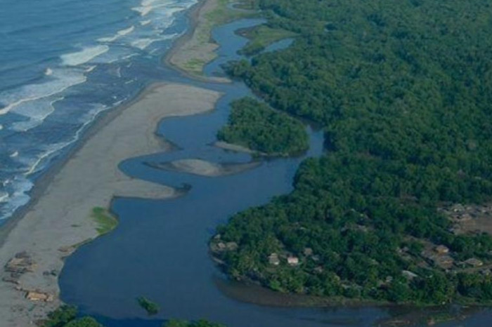 María y Tulio en el mar / Al Sur con Montalvo