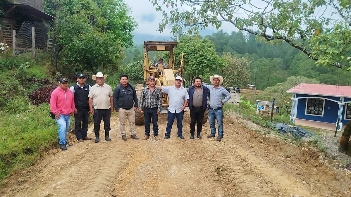 Reafirman compromiso con el desarrollo social en Altarmirano; revestimiento de caminos en la zona Tojolabal
