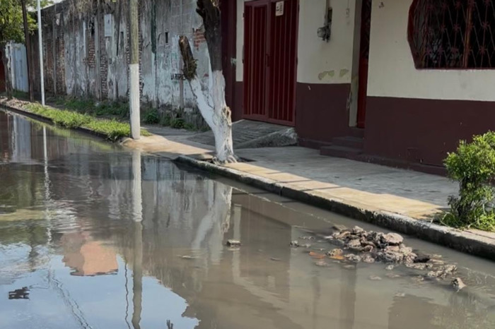 Rio de aguas negras corre céntrica vialidad en Tapachula
