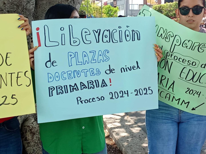 Normalistas egresados exigen liberación de plazas docentes