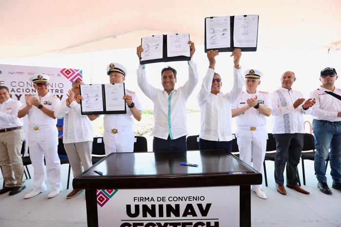 Eduardo Ramírez atestigua firma de convenio entre el Cecytech y la Uninav de la Secretaría de Marina