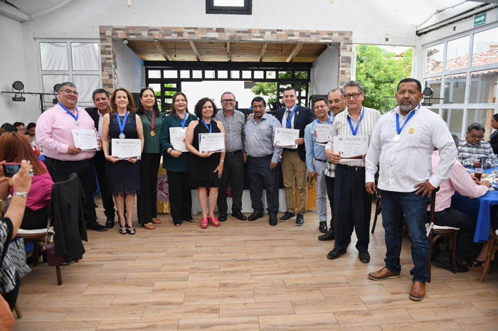 Entrega UNACH preseas a docentes con 25 y 30 años de servicio