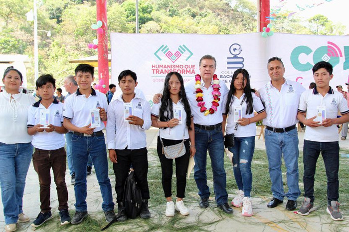 Entrega Paco Chacón apoyos de Conecta Chiapas a estudiantes de Chalchihuitán